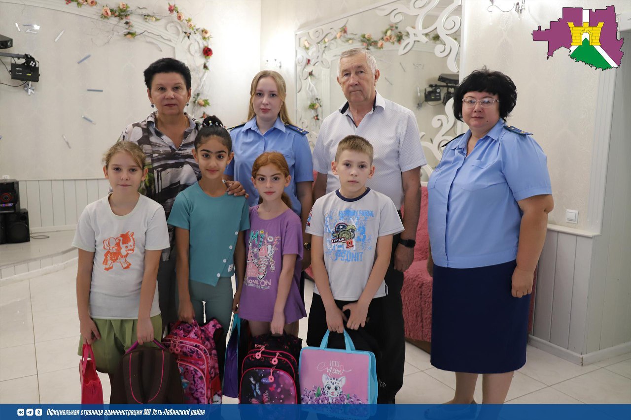  Детям семей, проживающих в пункте временного размещения, вручили рюкзаки и канцелярские принадлежности 