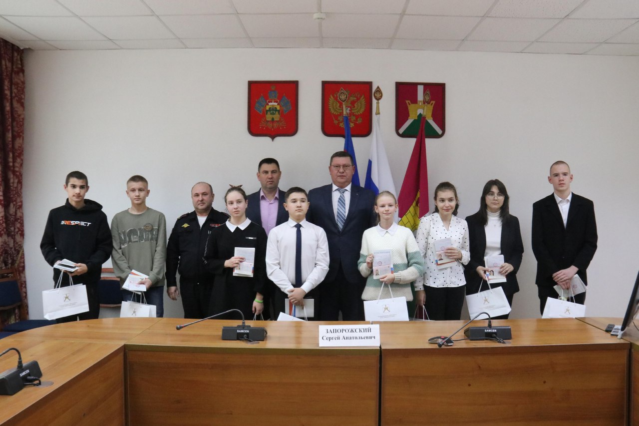 В честь Дня Конституции России восемь школьников получили свой первый важный документ
