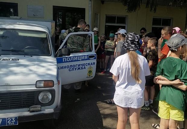 Сотрудники полиции встретились с ребятами в центре детского отдыха «Тополек»