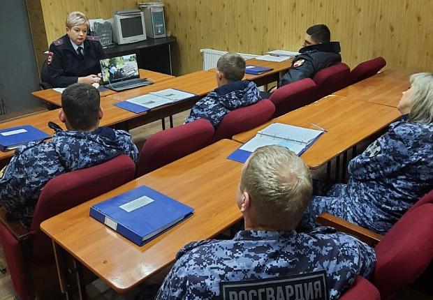 Усть-лабинские автоинспекторы напомнили сотрудникам Росгвардии о ПДД