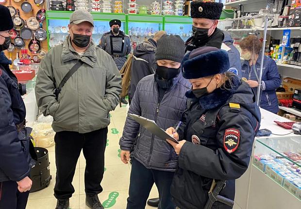 Устьлабинцев проверили на соблюдение масочного режима