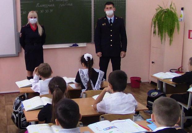 Устьлабинским школьникам объяснили, как избежать «дорожных ловушек»