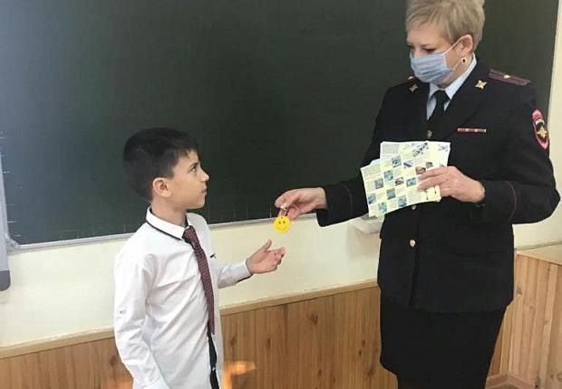 Устьлабинским школьникам подарили светоотражающие брелоки