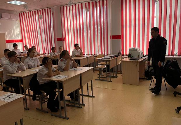 Сотрудники полиции проводят для учащихся уроки безопасности 