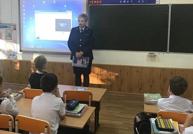 Устьлабинским школьникам подарили светоотражающие брелоки
