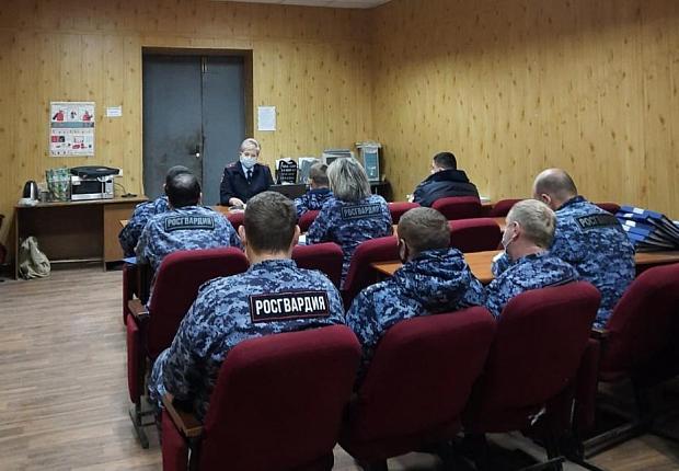Усть-лабинские автоинспекторы напомнили сотрудникам Росгвардии о ПДД