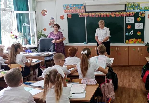 Сотрудники ГИБДД Усть-Лабинского района провели уроки безопасности для юных пешеходов 