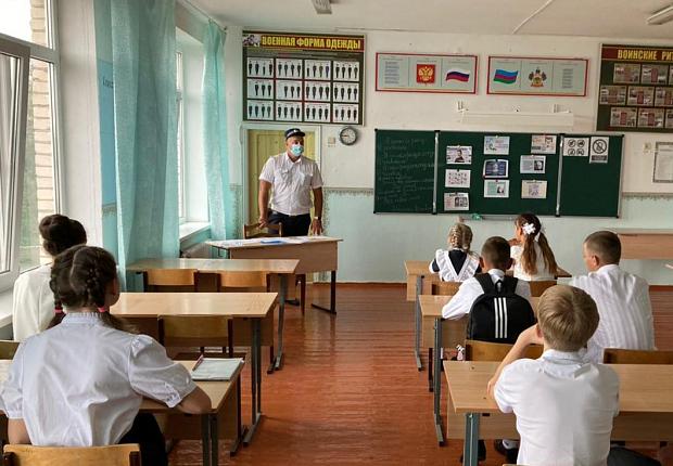 Сотрудники ГИБДД Усть-Лабинского района провели уроки безопасности для юных пешеходов 