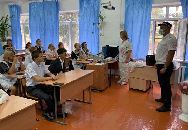 Сотрудники ГИБДД Усть-Лабинского района провели уроки безопасности для юных пешеходов 