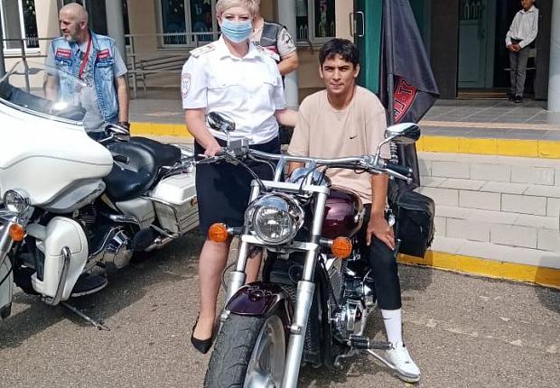 Усть-лабинские полицейские и байкеры рассказали детям о ПДД 