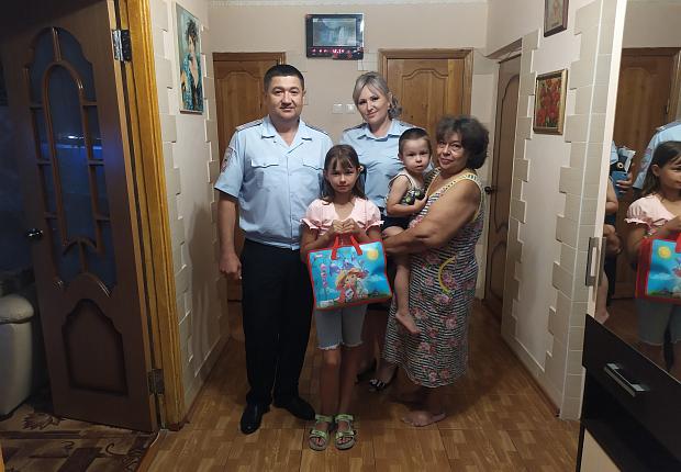 Сотрудники полиции приняли участие в акции «Помоги пойти учиться»