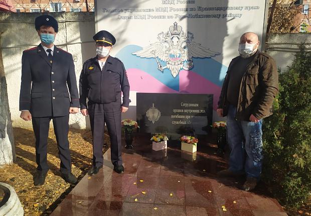 В Усть-Лабинском районе почтили память погибших сотрудников полиции
