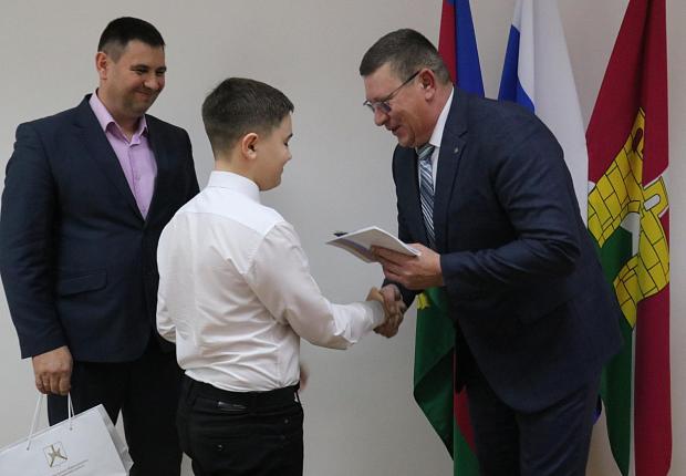 В честь Дня Конституции России восемь школьников получили свой первый важный документ