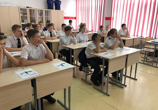 Сотрудники полиции проводят для учащихся уроки безопасности 